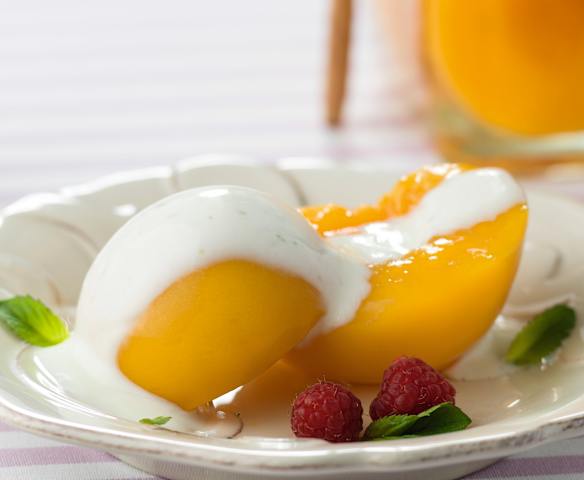 Pêssegos em calda com molho de iogurte