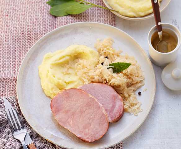 Kasseler mit Sauerkraut und Kartoffelpüree