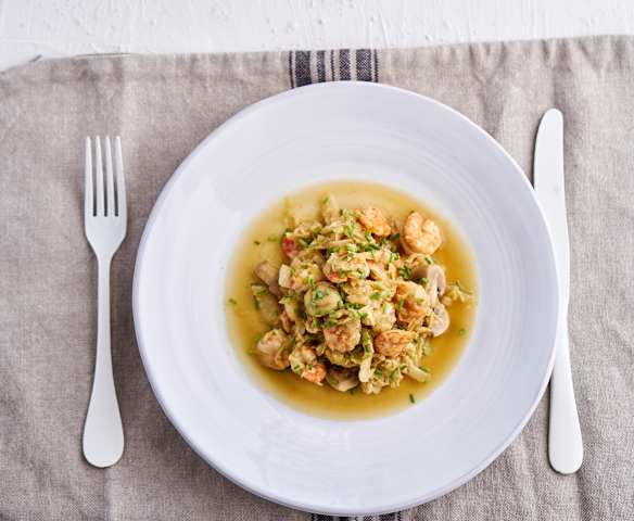 Salteado de camarão com cogumelos e couve