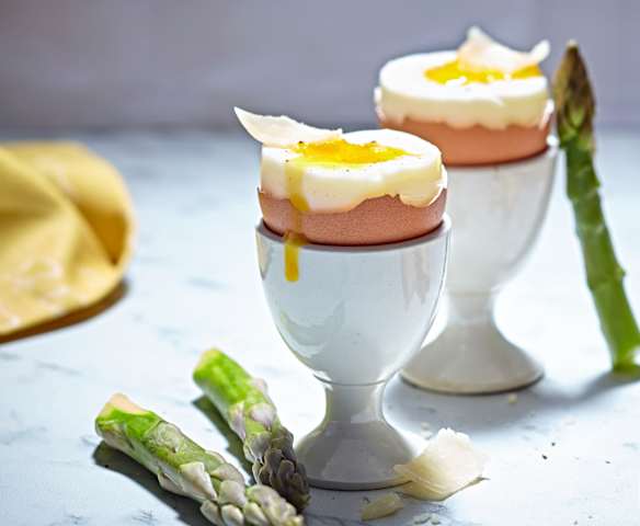 Œuf à la coque et asperges en mouillettes