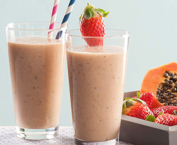 Smoothie de fresas, papaya, naranja y kiwi con requesón