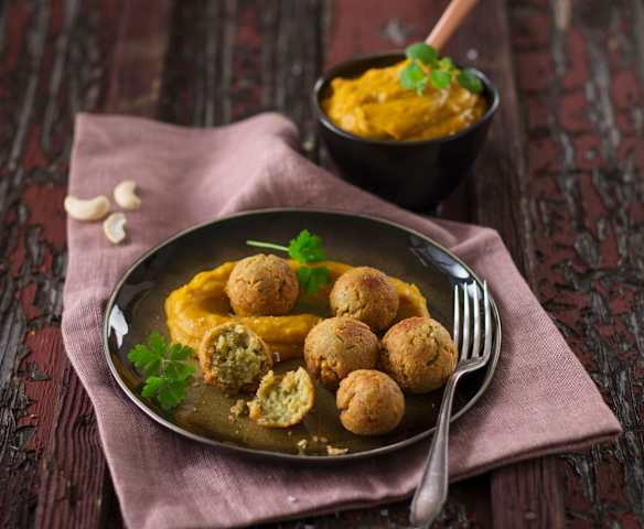 Kichererbsenbällchen mit Süßkartoffelpüree (vegan)