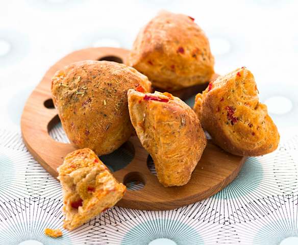 Petits pains aux tomates confites et aux herbes aromatiques