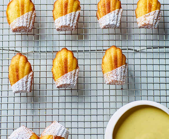 Madeleine con crema inglese alla vaniglia Madeleine con crema inglese alla vaniglia