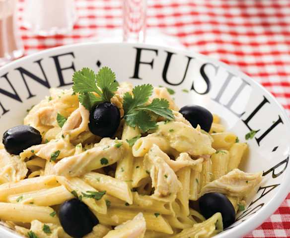 Penne com frango e béchamel carilado