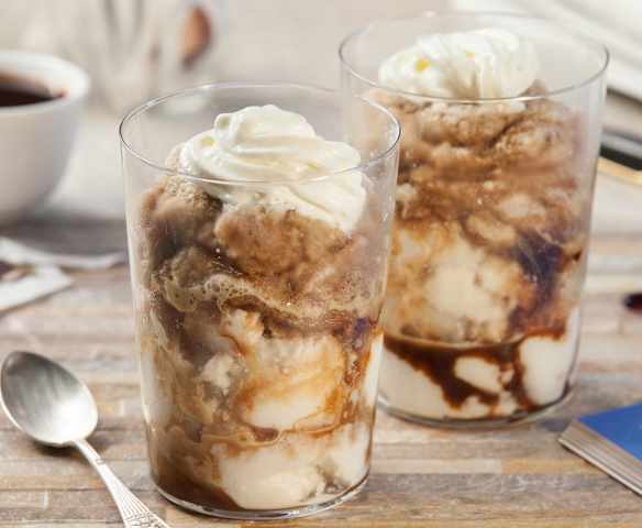 Granita di mandorle e caffè con panna