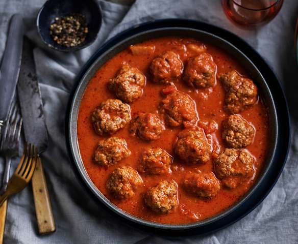 Albóndigas con espaguetis y salsa de tomate en cocción lenta