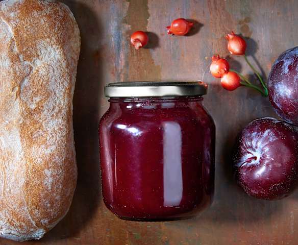 Composta di prugne e rosa canina (a ridotto contenuto di zuccheri) Composta di prugne e rosa canina (a ridotto contenuto di zuccheri)