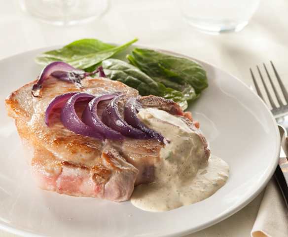 Chuletas de cerdo con cebolla agridulce y mayonesa de berberechos para dos