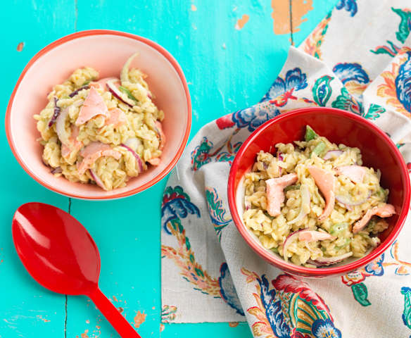 Orzo com salmão, feijão-verde e molho de abacate
