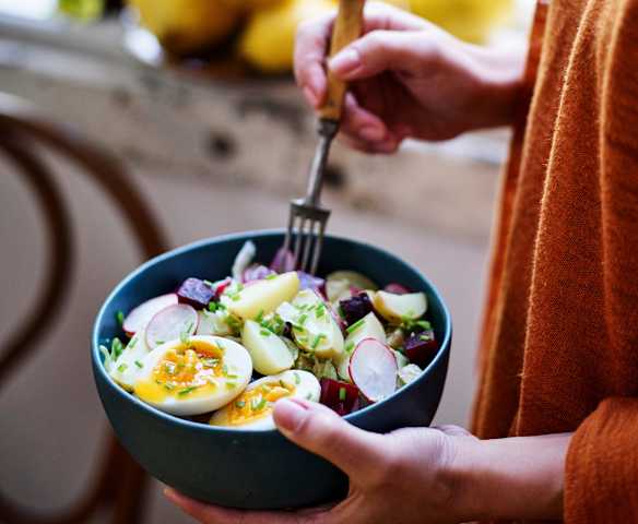 Salada de beterraba, batata e ovo mole