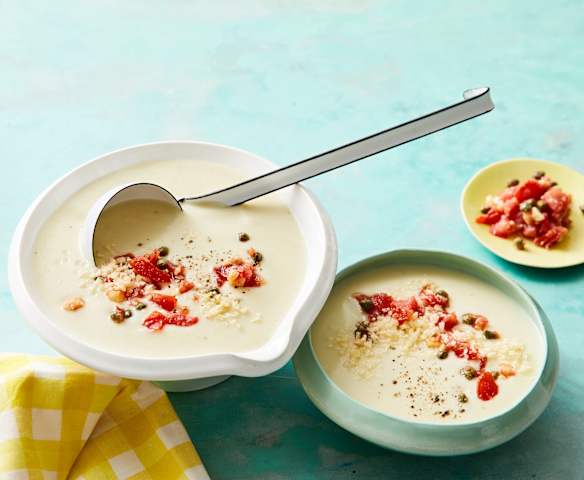 Blumenkohlcremesuppe mit Tomatenhäckerle Blumenkohlcremesuppe mit Tomatenhäckerle