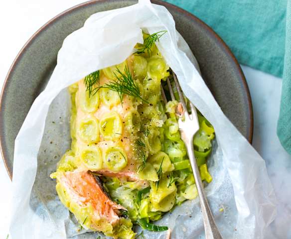 Papillotes de saumon, poireaux et ravioles