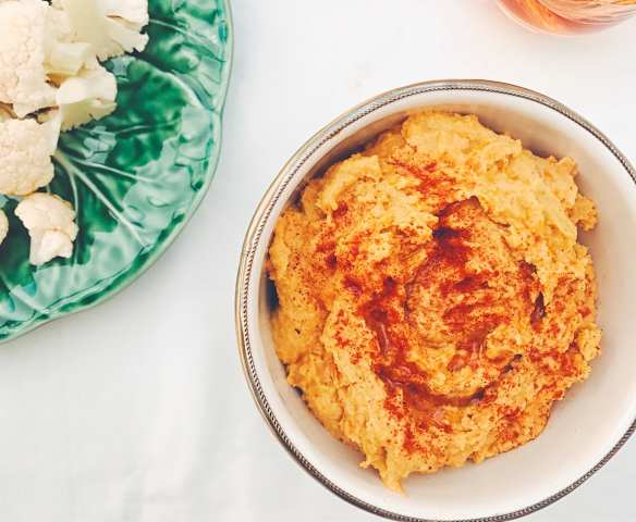 Dip de húmus de cenoura assada com palitos de vegetais crus Dip de húmus de cenoura assada com palitos de vegetais crus
