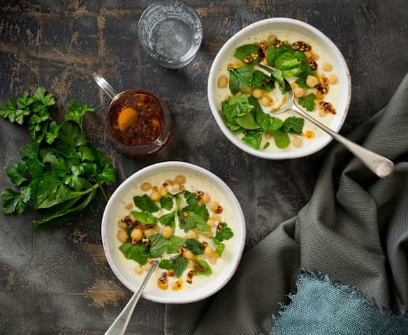 Yoghurt soup with chickpeas and garlic chilli oil