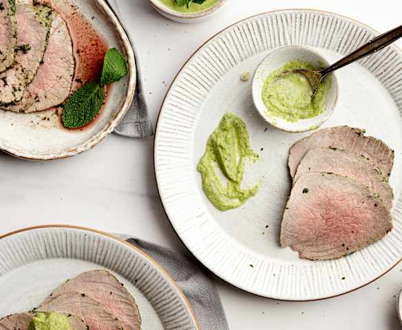 Asado frío con salsa de calabacín a la menta