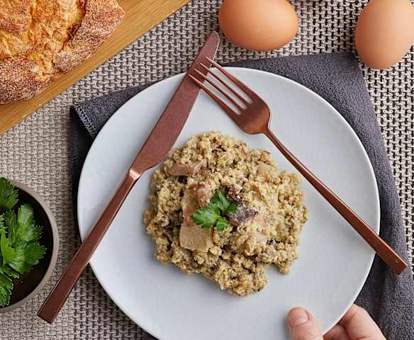 Uova strapazzate ai funghi e guanciale