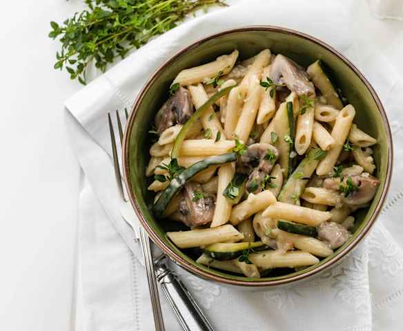 Penne com cogumelos e curgete