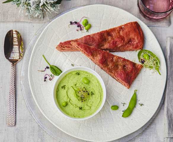 Crema di edamame e spinaci con focaccia alla barbabietola (vegan)
