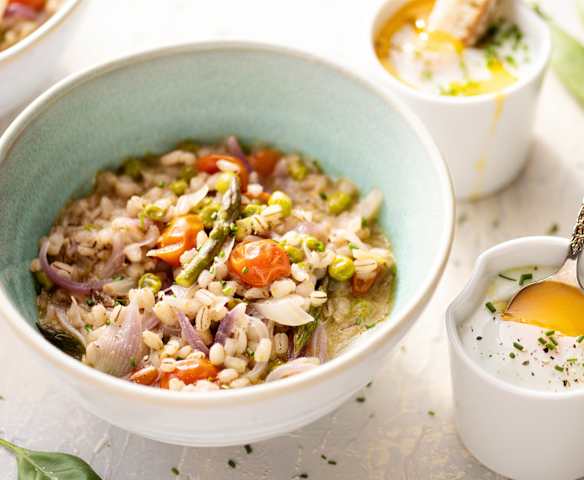 Cebada perlada con verduras y huevos en cocotte Cebada perlada con verduras y huevos en cocotte
