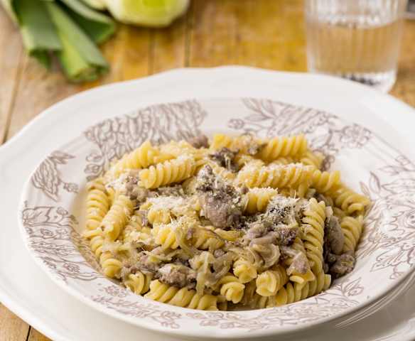 Fusilli porri, radicchio e salsiccia