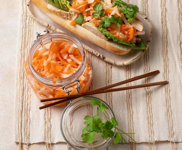 Vietnamesisch eingelegte Karotten mit Rettich (Do Chua)