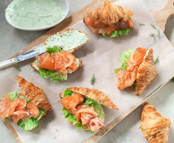 Croissants de salmón, crema de queso y lechuga Croissants de salmón, crema de queso y lechuga