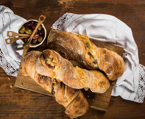 Pan raíz de parmesano, aceitunas y nueces con masa madre (larga fermentación)