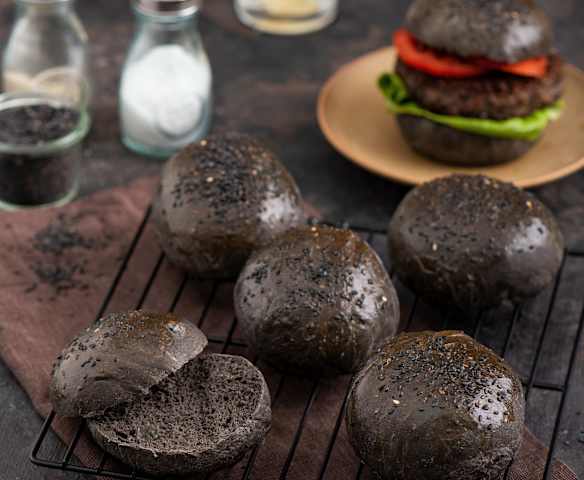 Czarne bułki do burgerów