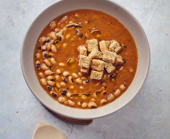 Zuppa di fagioli all’occhio a Cottura Lenta con pane al farro