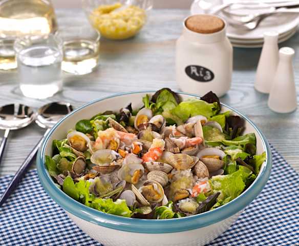 Sałatka z owocami morza i sosem porowym