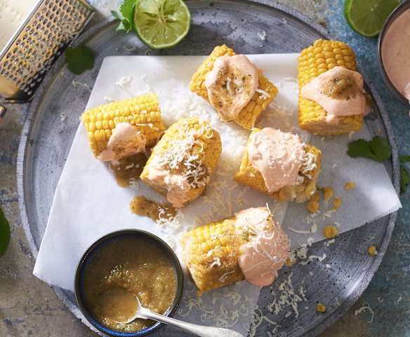 Maíz al vapor con mayonesa de chipotle y salsa de cilantro