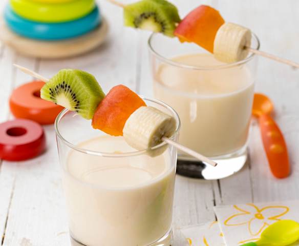 Spiedini di frutta con emulsione allo yogurt e arancia