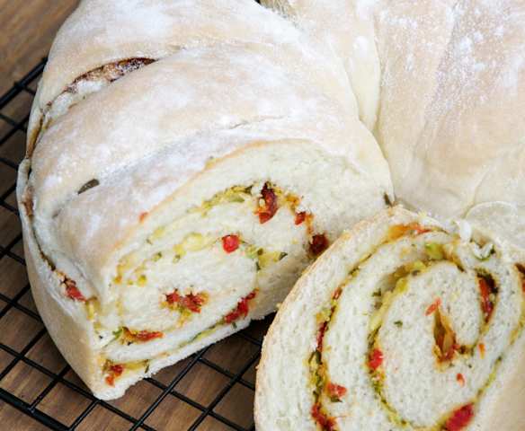 Pão recheado com abobrinha e tomate seco