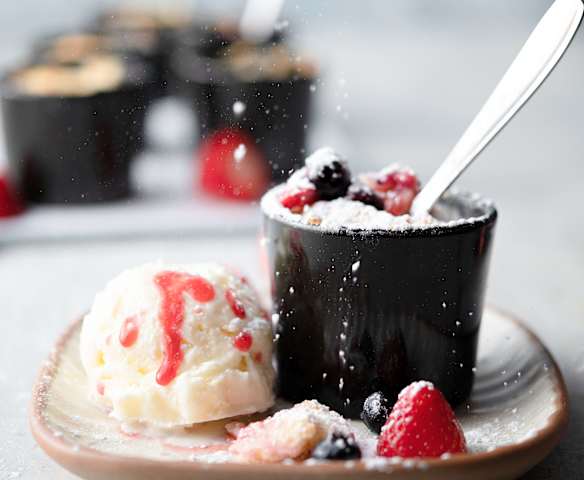 Mini dessert ai frutti di bosco con gelato fiordilatte