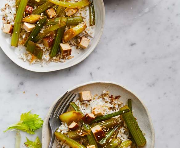 Céleri-branche sauté, sauce asiatique et riz complet