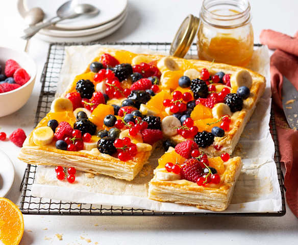 Tarta de hojaldre y frutas frescas