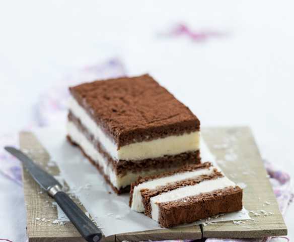 Bolo gelado de chocolate e coco