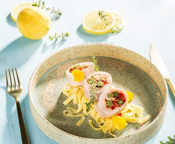Sommerliche Putenrouladen auf Zitronentagliatelle