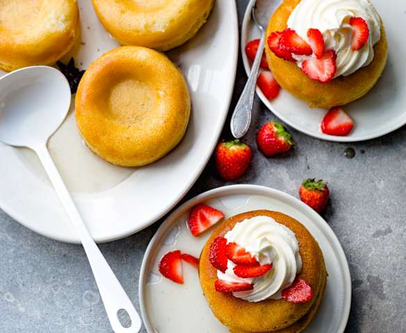 Babas au rhum et fruits rouges