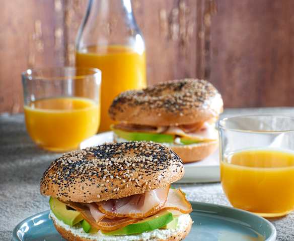 Bagel con carpaccio di pesce spada e avocado