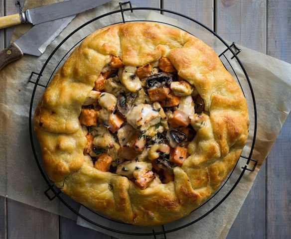 Galette de pollo, batata y champiñones
