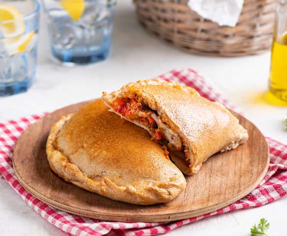 Orkiszowe calzone z wołowiną i warzywami