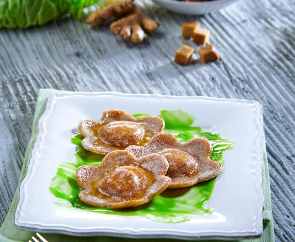 Ravioli di seitan al vapore su crema di verza e patate