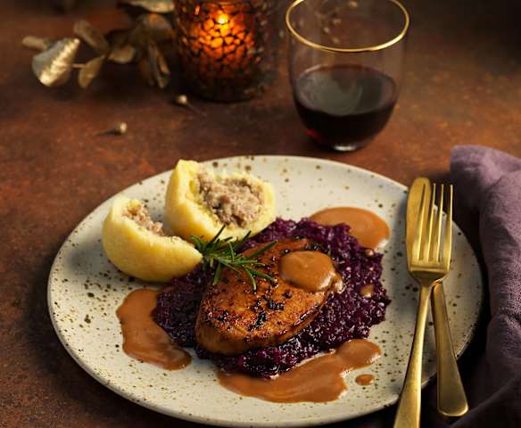 Vegane Entenbrust mit Maroniknödeln und Apfelrotkraut (vegan) Vegane Entenbrust mit Maroniknödeln und Apfelrotkraut (vegan)