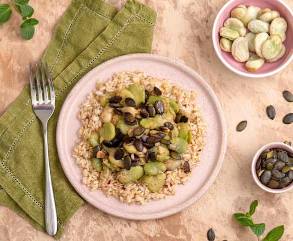 Bób na ostro z brązowym ryżem i pestkami dyni