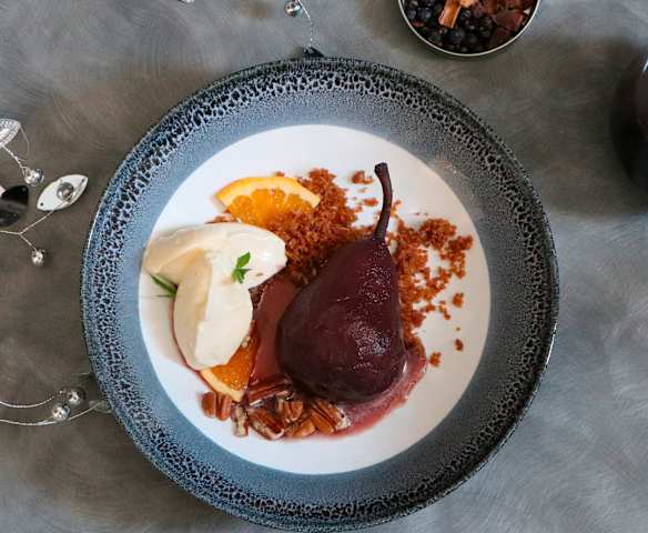 Spiced poached pears with vanilla cheesecake and gingernut crumb