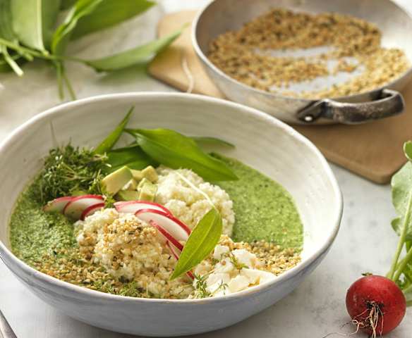 Bärlauch Bowl mit Karfiolreis und Hanfsamen