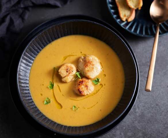 Zupa krem (bisque) z przegrzebkami, crostini z rozmarynem i cytrynową oliwą