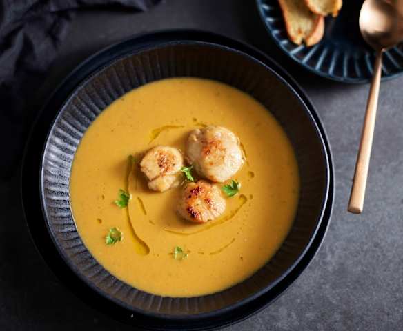 Jakobsmuschelsuppe mit Rosmarin-Crostini und Zitronenöl